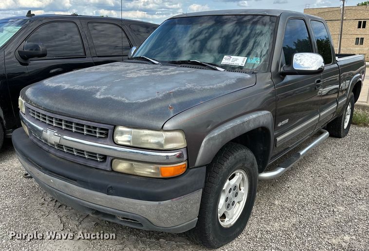 image for item DP3133 2000 Chevrolet Silverado 1500  Ext. Cab pickup truck