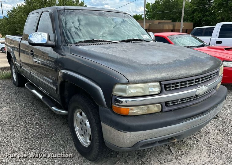 image for item DP3133 2000 Chevrolet Silverado 1500  Ext. Cab pickup truck