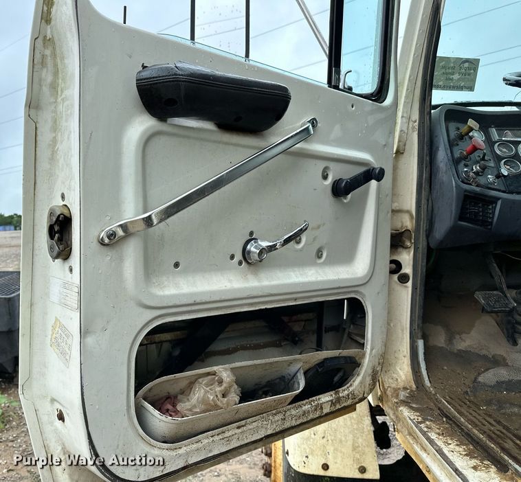 image for item DP3142 1997 Ford LT9000  dump truck