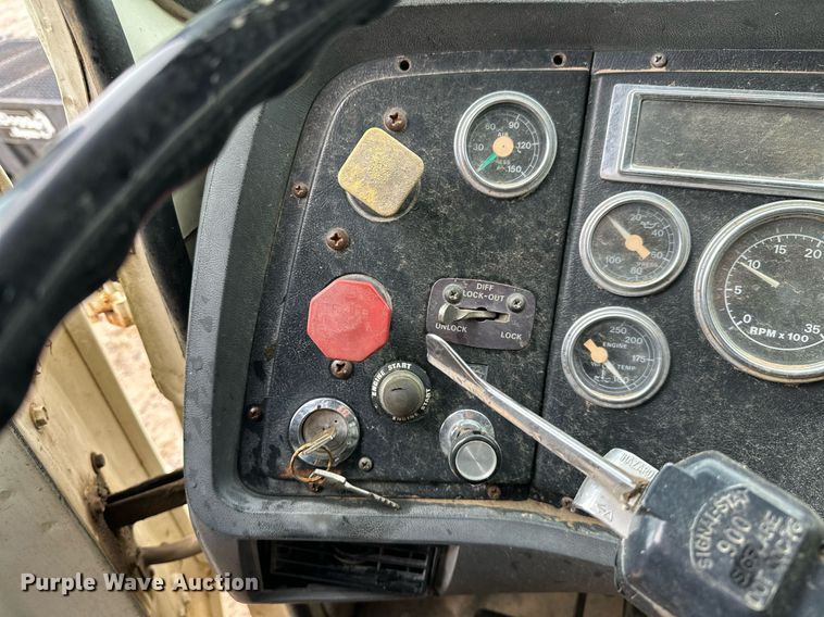 image for item DP3142 1997 Ford LT9000  dump truck