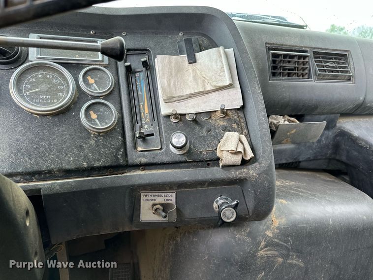 image for item DP3142 1997 Ford LT9000  dump truck