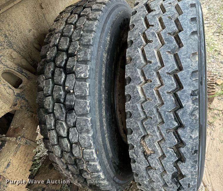 image for item DP3142 1997 Ford LT9000  dump truck