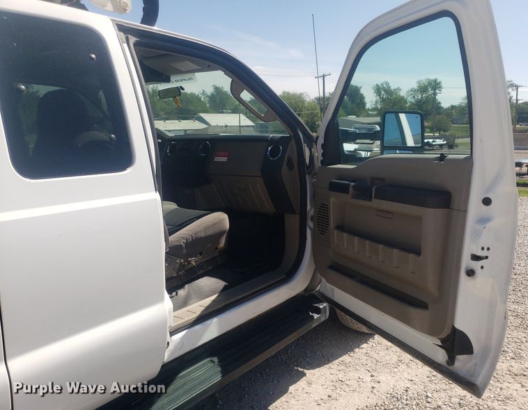 image for item DP7955 2009 Ford F550 Super Duty  SuperCab bucket truck