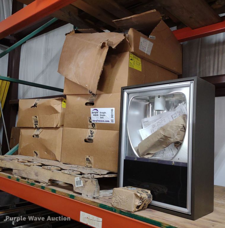 image for item DQ1745 (7) Spaulding Raven street lights