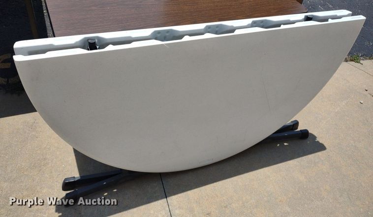 image for item DQ1749 Approximately 21 tables