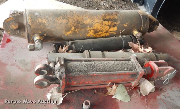 image for item IB9872 (4) hydraulic cylinders