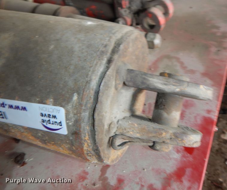 image for item IB9872 (4) hydraulic cylinders