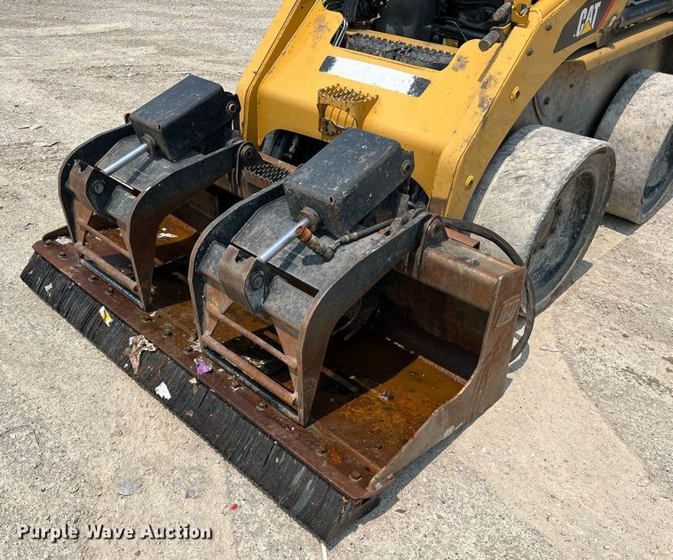 image for item II9018 2013 Caterpillar 236B3  skid steer loader