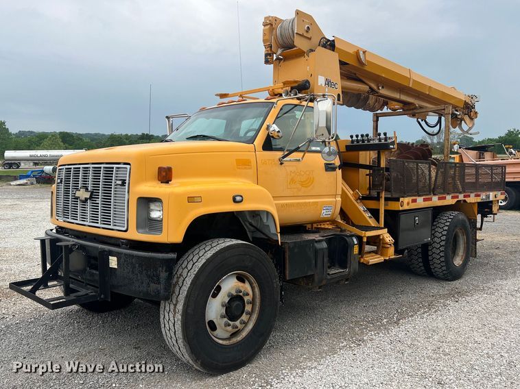 image for item II9024 2002 Chevrolet C7500  digger derrick truck