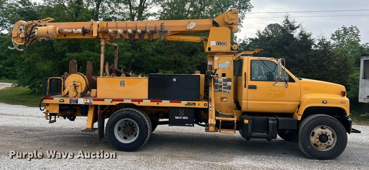 image for item II9024 2002 Chevrolet C7500  digger derrick truck