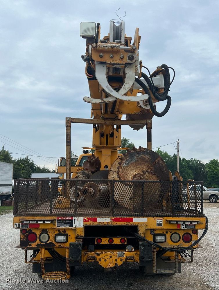 image for item II9024 2002 Chevrolet C7500  digger derrick truck