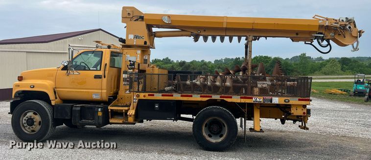 image for item II9024 2002 Chevrolet C7500  digger derrick truck