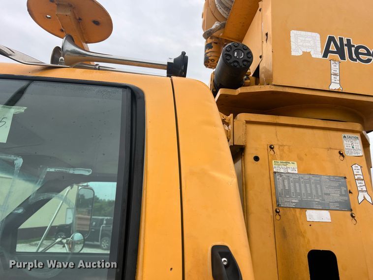 image for item II9024 2002 Chevrolet C7500  digger derrick truck