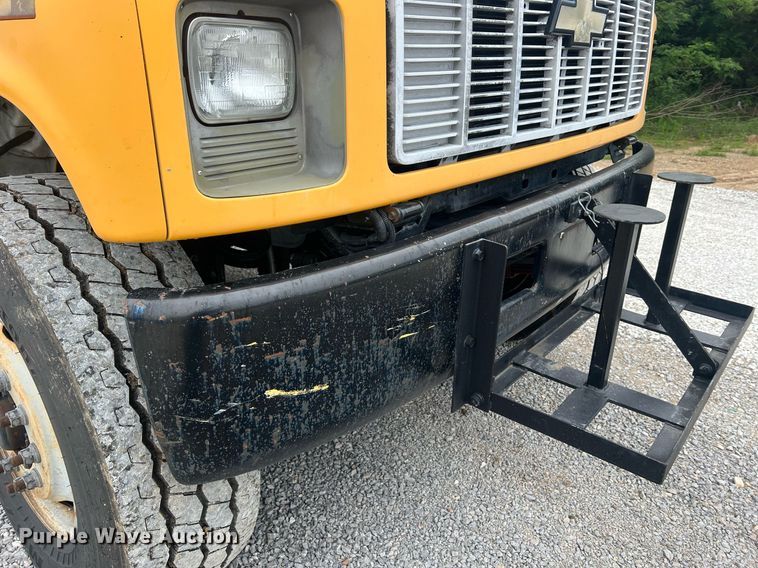 image for item II9024 2002 Chevrolet C7500  digger derrick truck
