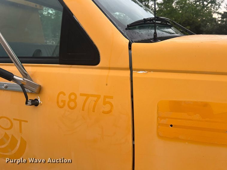 image for item II9024 2002 Chevrolet C7500  digger derrick truck