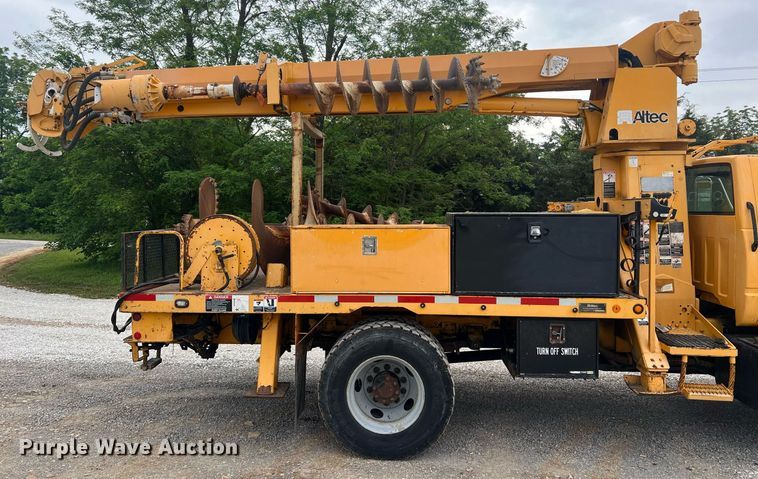 image for item II9024 2002 Chevrolet C7500  digger derrick truck