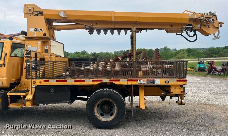 image for item II9024 2002 Chevrolet C7500  digger derrick truck