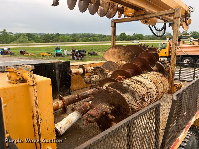 image for item II9024 2002 Chevrolet C7500  digger derrick truck