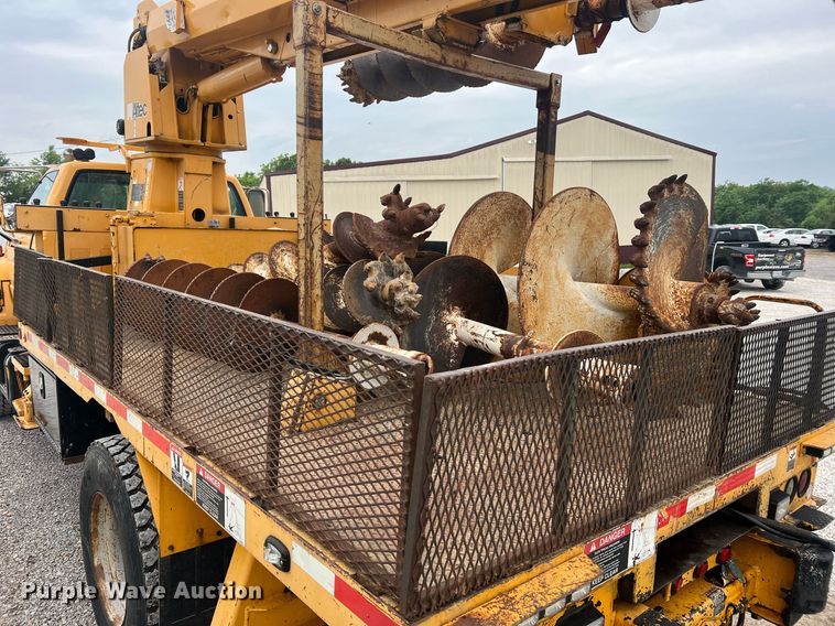 image for item II9024 2002 Chevrolet C7500  digger derrick truck