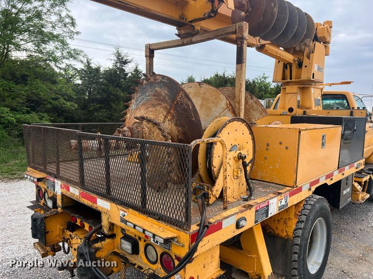 image for item II9024 2002 Chevrolet C7500  digger derrick truck