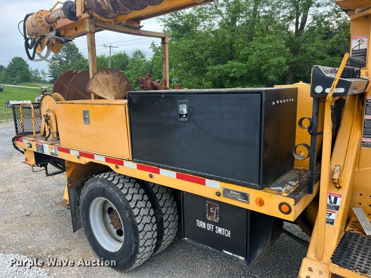 image for item II9024 2002 Chevrolet C7500  digger derrick truck