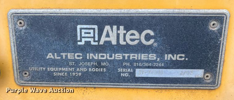 image for item II9024 2002 Chevrolet C7500  digger derrick truck