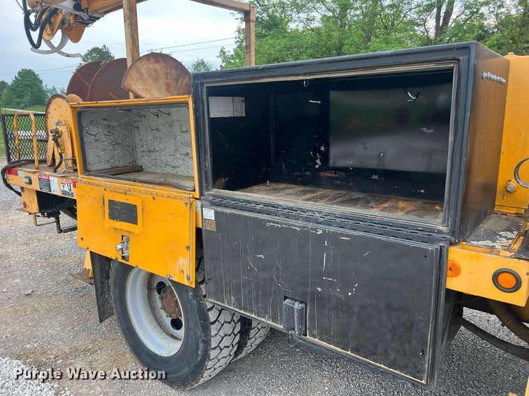 image for item II9024 2002 Chevrolet C7500  digger derrick truck