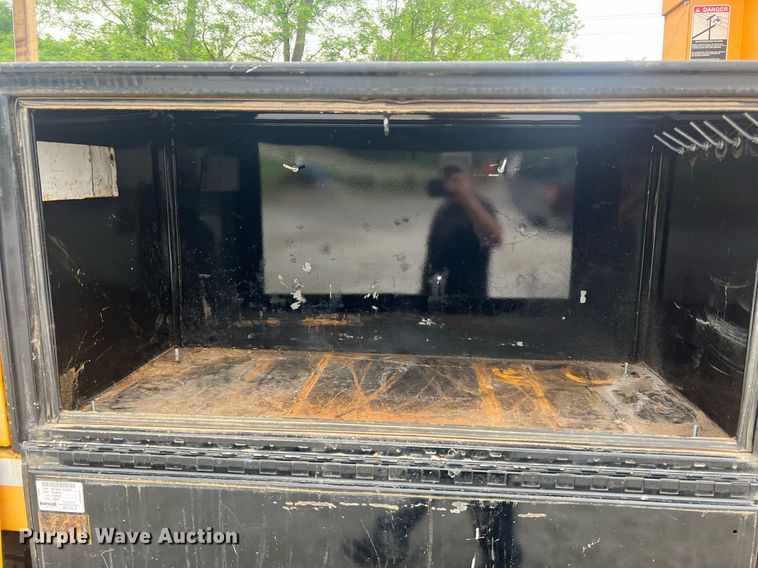 image for item II9024 2002 Chevrolet C7500  digger derrick truck