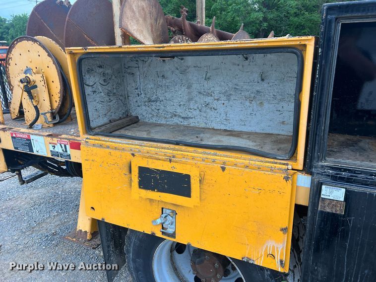 image for item II9024 2002 Chevrolet C7500  digger derrick truck