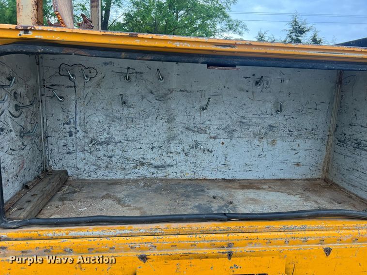 image for item II9024 2002 Chevrolet C7500  digger derrick truck