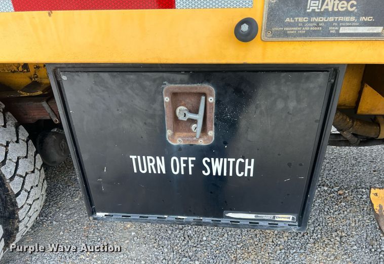 image for item II9024 2002 Chevrolet C7500  digger derrick truck