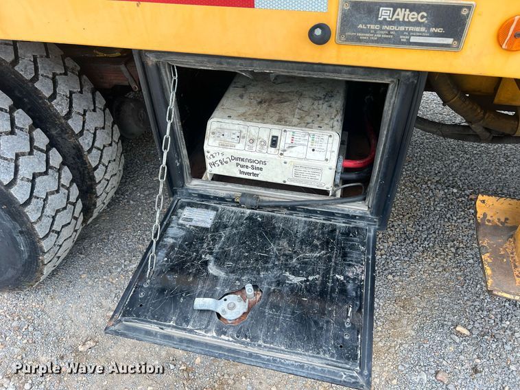 image for item II9024 2002 Chevrolet C7500  digger derrick truck