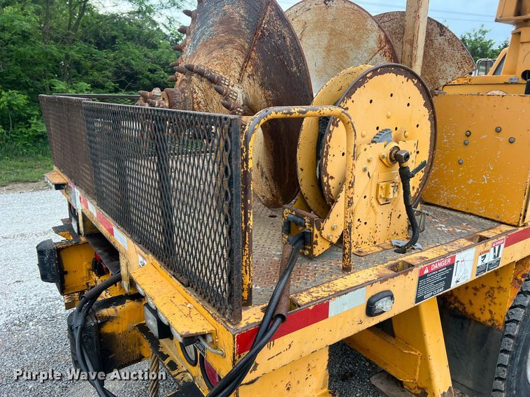 image for item II9024 2002 Chevrolet C7500  digger derrick truck