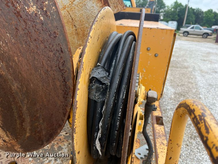 image for item II9024 2002 Chevrolet C7500  digger derrick truck