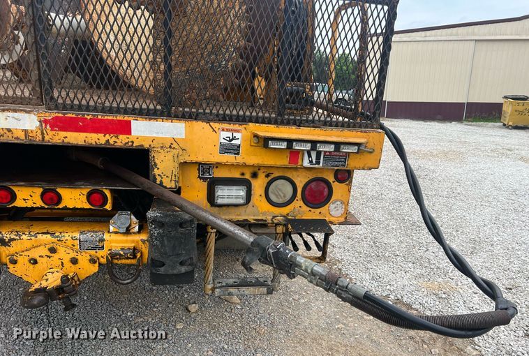 image for item II9024 2002 Chevrolet C7500  digger derrick truck