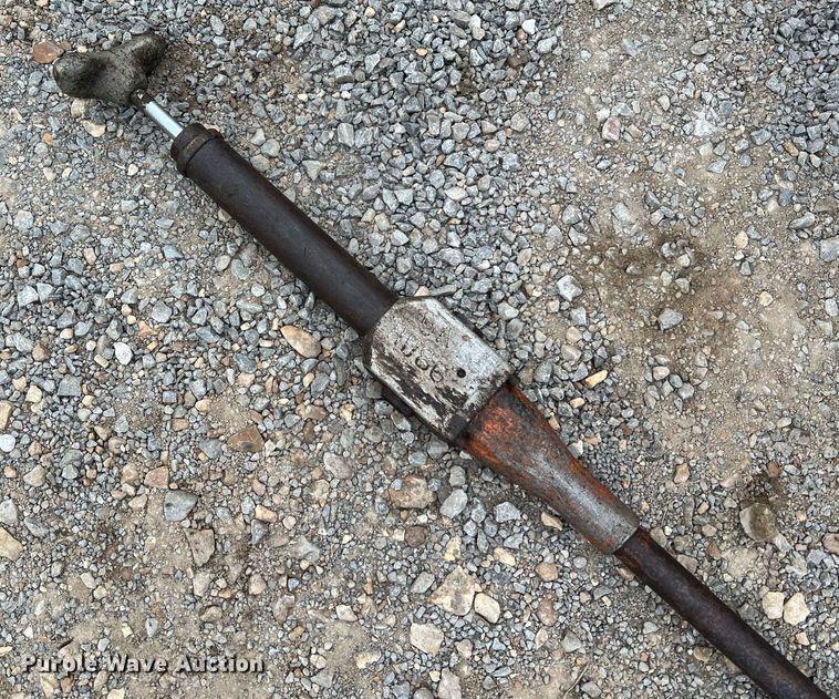 image for item II9024 2002 Chevrolet C7500  digger derrick truck