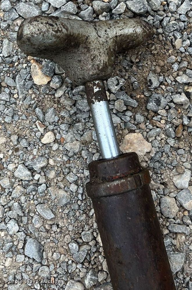 image for item II9024 2002 Chevrolet C7500  digger derrick truck