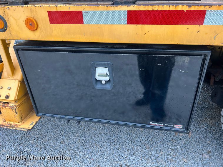 image for item II9024 2002 Chevrolet C7500  digger derrick truck