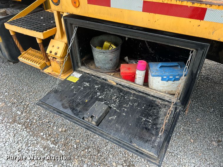 image for item II9024 2002 Chevrolet C7500  digger derrick truck