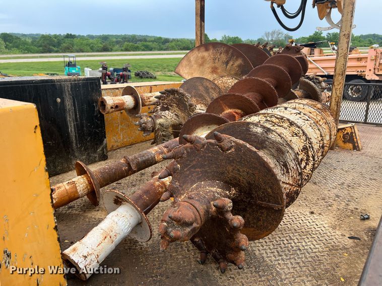 image for item II9024 2002 Chevrolet C7500  digger derrick truck