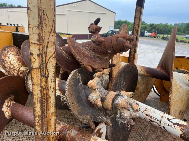 image for item II9024 2002 Chevrolet C7500  digger derrick truck