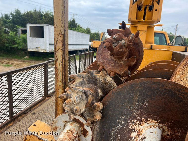 image for item II9024 2002 Chevrolet C7500  digger derrick truck