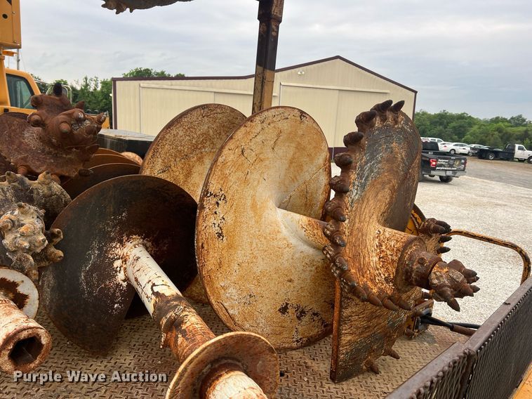 image for item II9024 2002 Chevrolet C7500  digger derrick truck