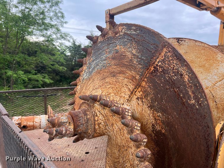 image for item II9024 2002 Chevrolet C7500  digger derrick truck