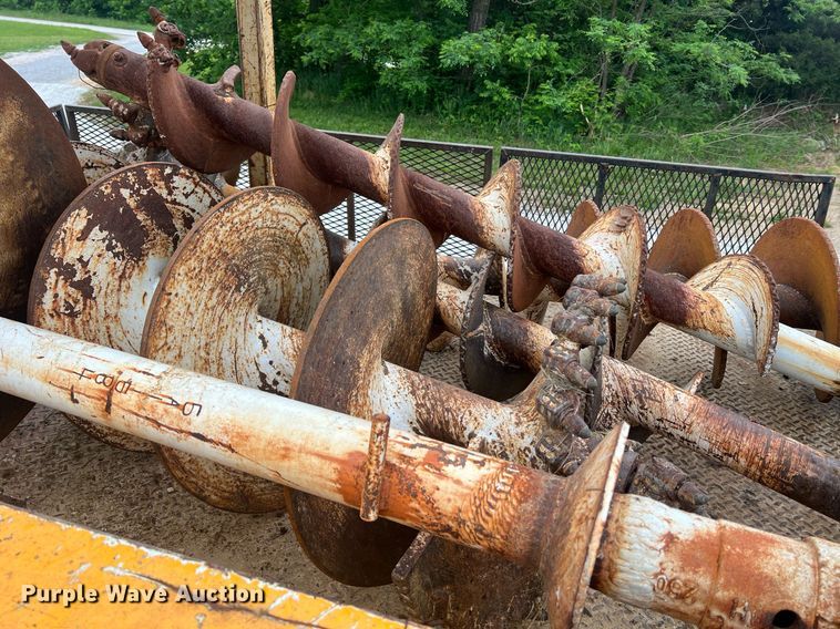 image for item II9024 2002 Chevrolet C7500  digger derrick truck