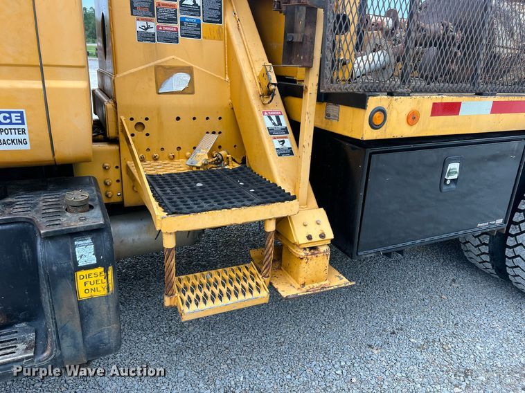 image for item II9024 2002 Chevrolet C7500  digger derrick truck