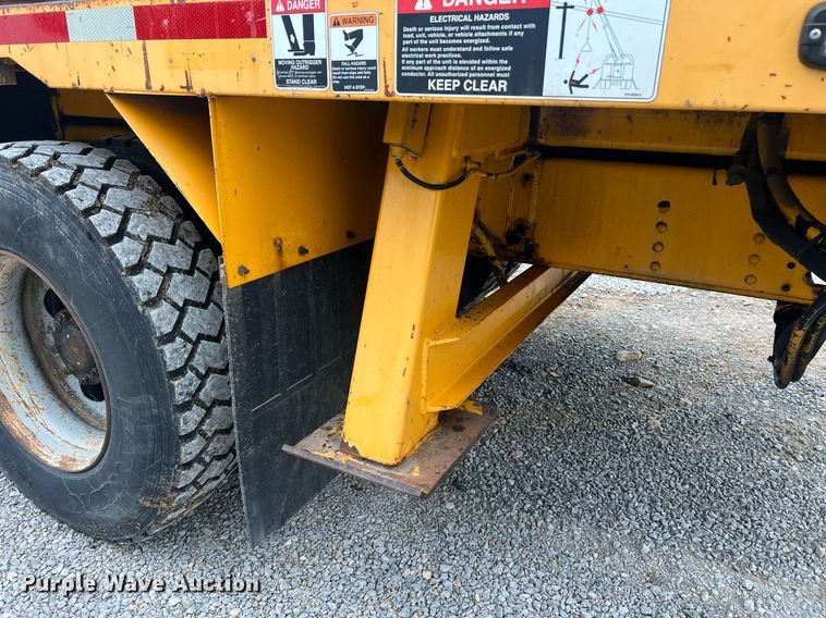 image for item II9024 2002 Chevrolet C7500  digger derrick truck