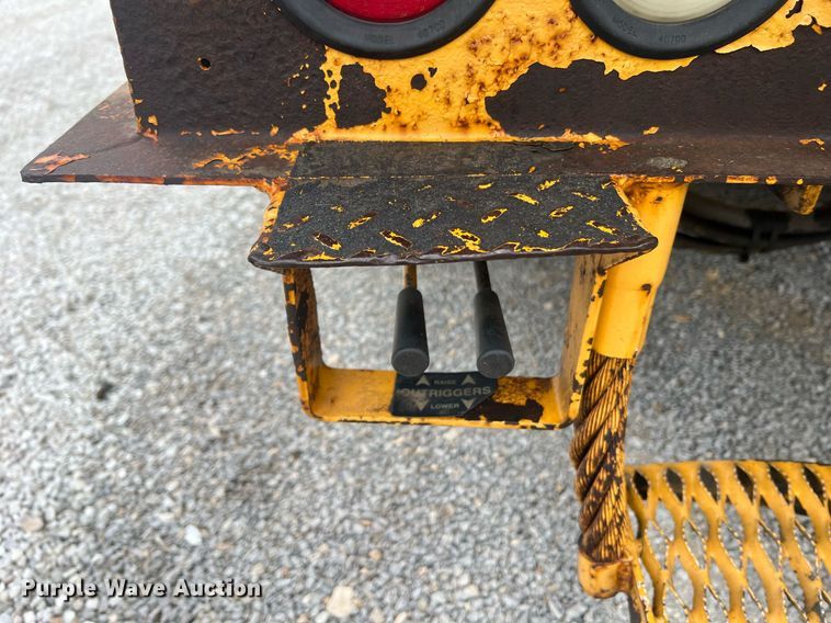 image for item II9024 2002 Chevrolet C7500  digger derrick truck