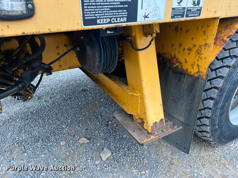 image for item II9024 2002 Chevrolet C7500  digger derrick truck