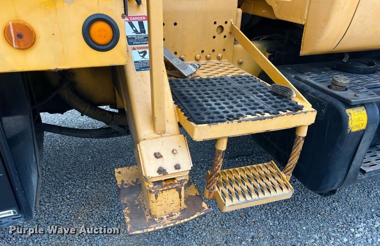 image for item II9024 2002 Chevrolet C7500  digger derrick truck